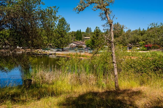 23290 E Shadow Dr, Auburn, CA 95602