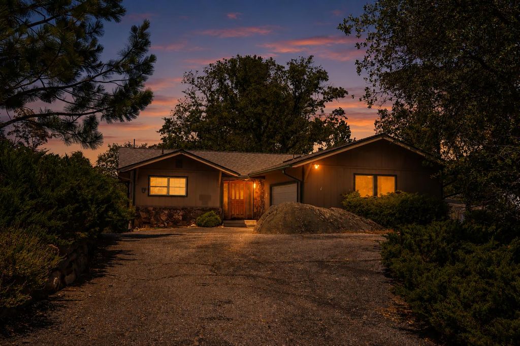23290 E Shadow Dr, Auburn, CA 95602