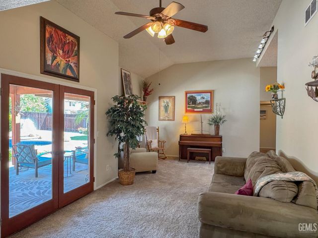 9700 Mesa Oak Drive, Bakersfield, CA 93311