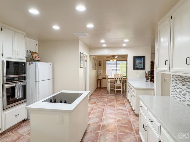 9700 Mesa Oak Drive, Bakersfield, CA 93311