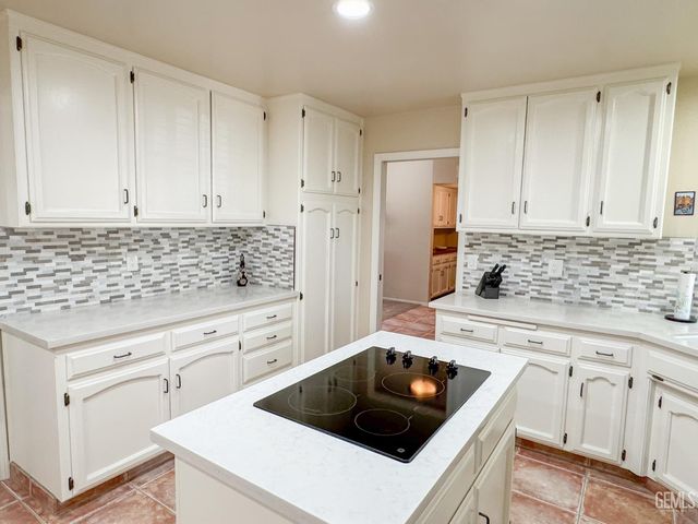 9700 Mesa Oak Drive, Bakersfield, CA 93311