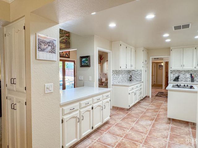 9700 Mesa Oak Drive, Bakersfield, CA 93311