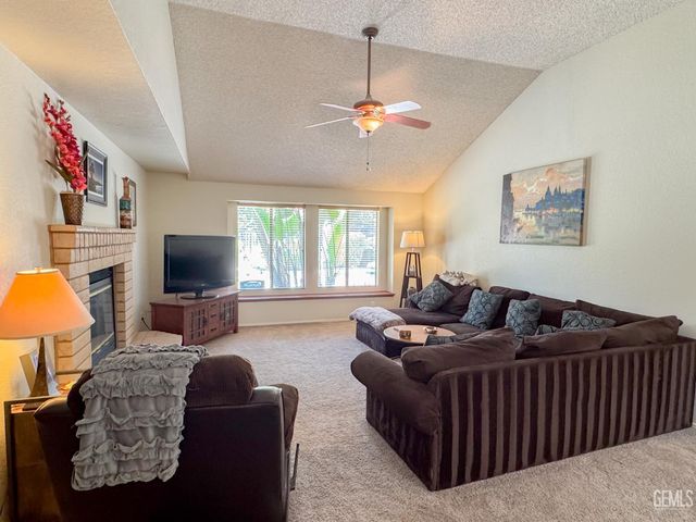 9700 Mesa Oak Drive, Bakersfield, CA 93311