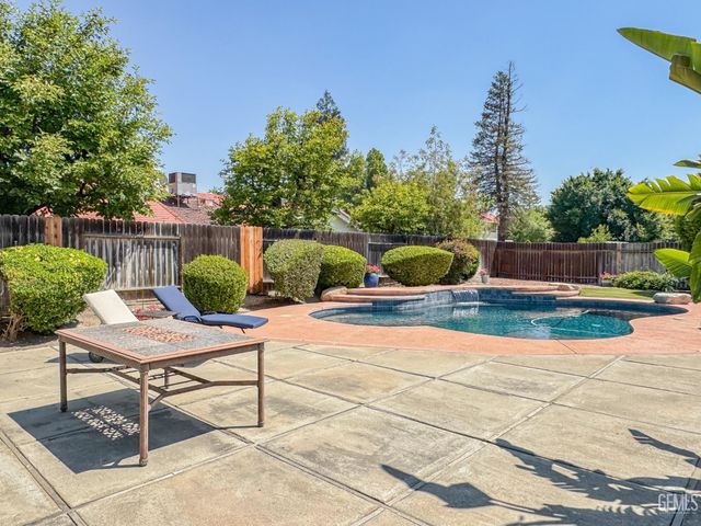 9700 Mesa Oak Drive, Bakersfield, CA 93311
