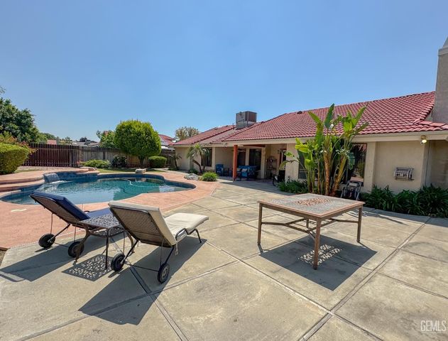 9700 Mesa Oak Drive, Bakersfield, CA 93311