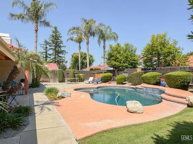 9700 Mesa Oak Drive, Bakersfield, CA 93311