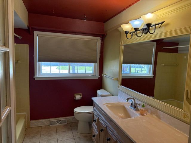 21970 Mac Gregor DRIVE, New Berlin, WI 53146