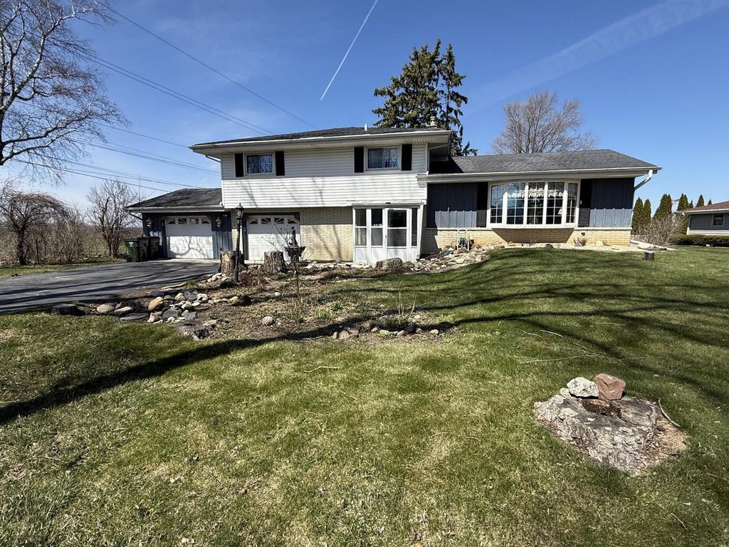 21970 Mac Gregor DRIVE, New Berlin, WI 53146