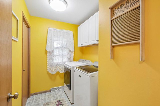304 N Atwood Lane, Deerfield, WI 53531