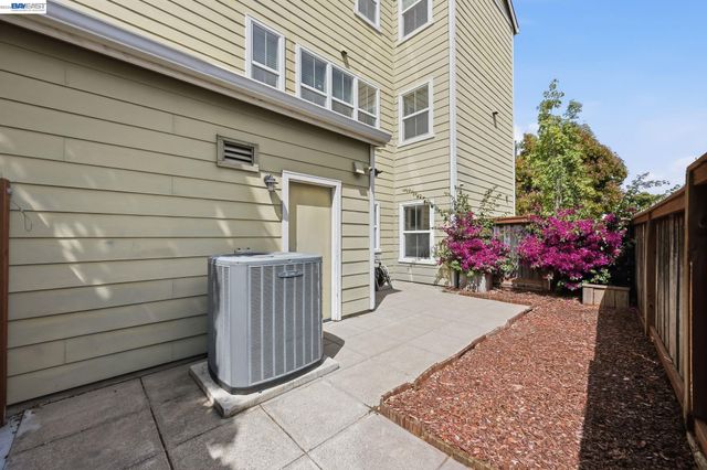 2824 Hilltop Mall Rd, Richmond, CA 94806