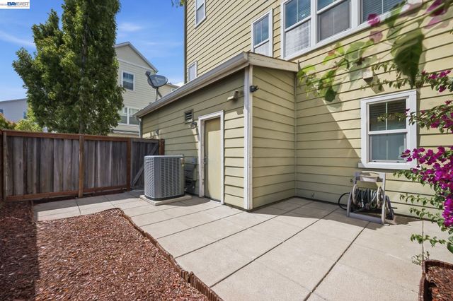 2824 Hilltop Mall Rd, Richmond, CA 94806