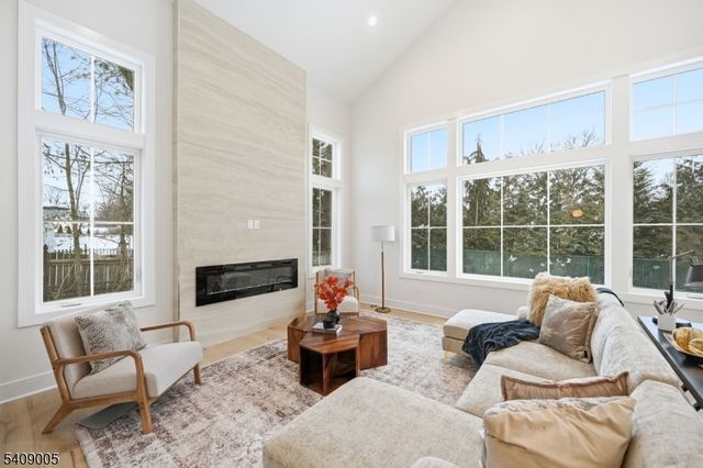 11 Hawthorne Dr, Livingston Twp., NJ 07039