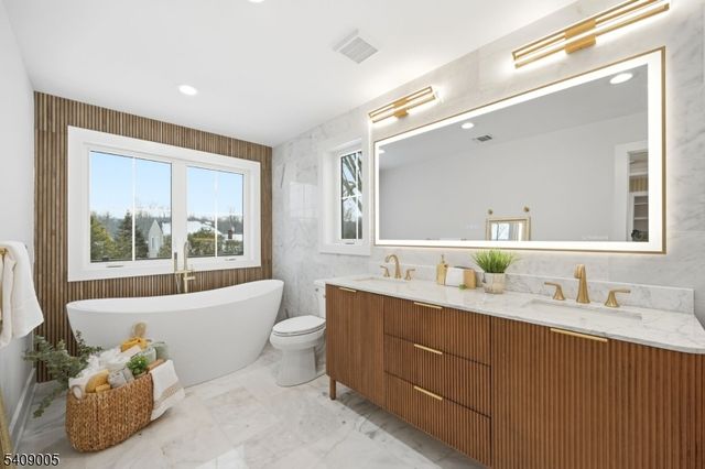 11 Hawthorne Dr, Livingston Twp., NJ 07039