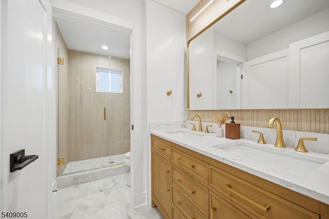 11 Hawthorne Dr, Livingston Twp., NJ 07039