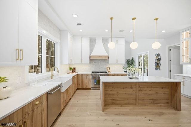 11 Hawthorne Dr, Livingston Twp., NJ 07039