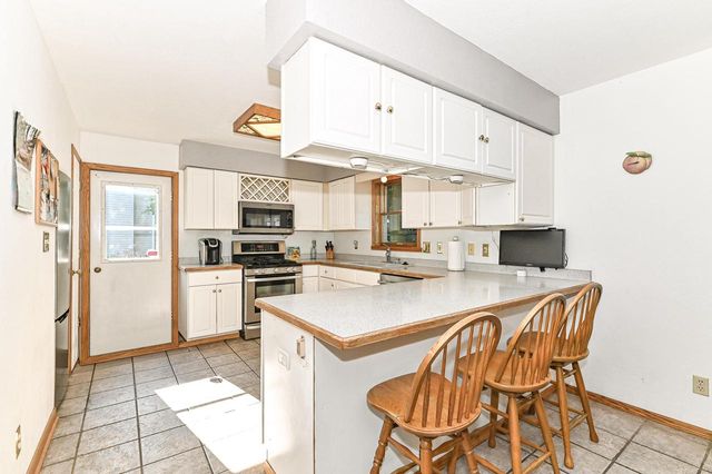 1513 Blakewood COURT, South Milwaukee, WI 53172