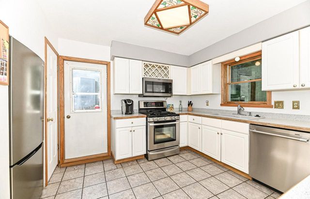 1513 Blakewood COURT, South Milwaukee, WI 53172
