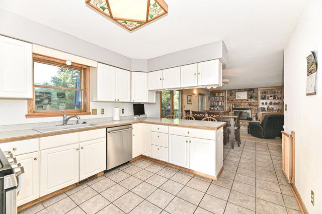 1513 Blakewood COURT, South Milwaukee, WI 53172