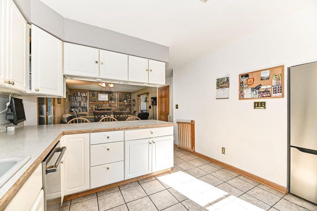 1513 Blakewood COURT, South Milwaukee, WI 53172