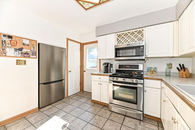 1513 Blakewood COURT, South Milwaukee, WI 53172