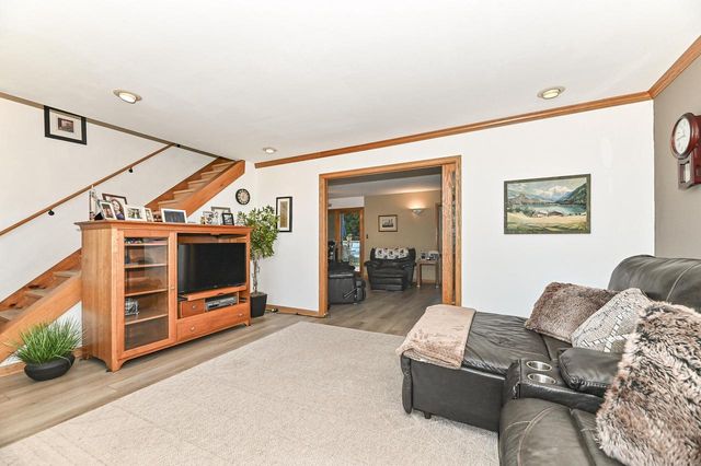 1513 Blakewood COURT, South Milwaukee, WI 53172