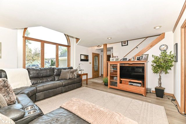1513 Blakewood COURT, South Milwaukee, WI 53172