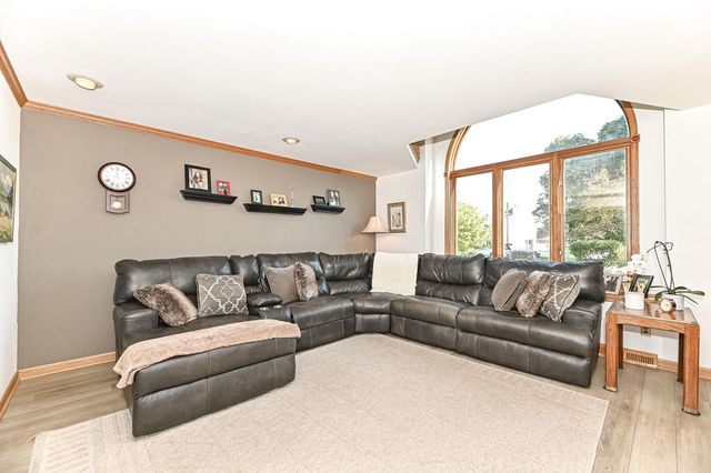 1513 Blakewood COURT, South Milwaukee, WI 53172