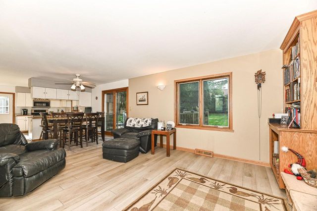 1513 Blakewood COURT, South Milwaukee, WI 53172