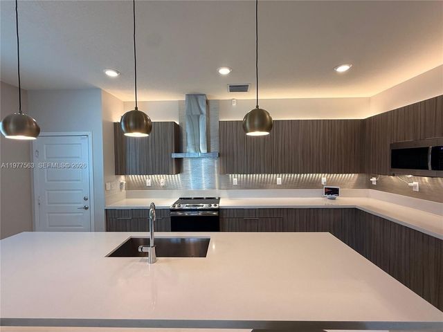 4900 NW 83rd Path, Doral, FL 33166