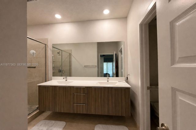 4900 NW 83rd Path, Doral, FL 33166