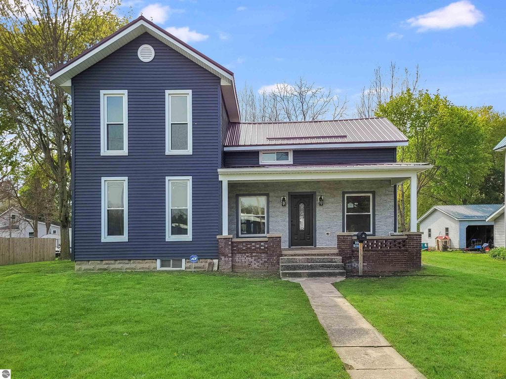 Image 1 of property listing at 214 S Pine Street, St Louis, MI 48880