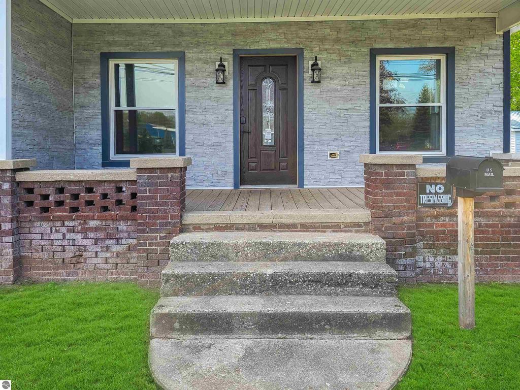 Image 10 of property listing at 214 S Pine Street, St Louis, MI 48880