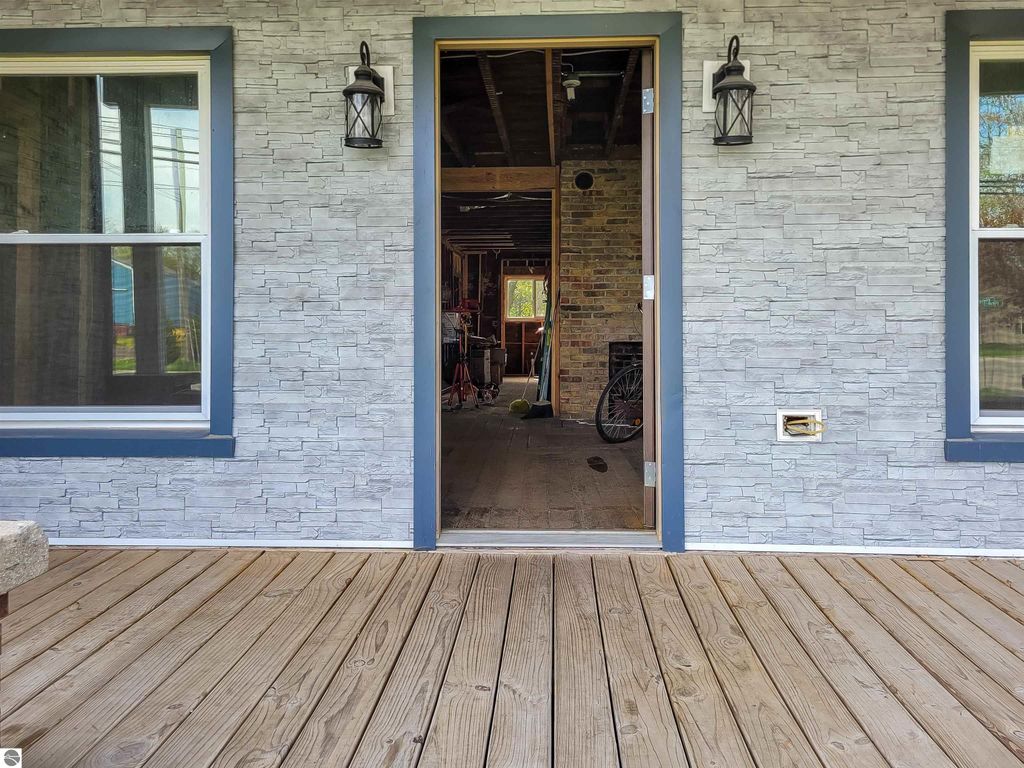 Image 11 of property listing at 214 S Pine Street, St Louis, MI 48880