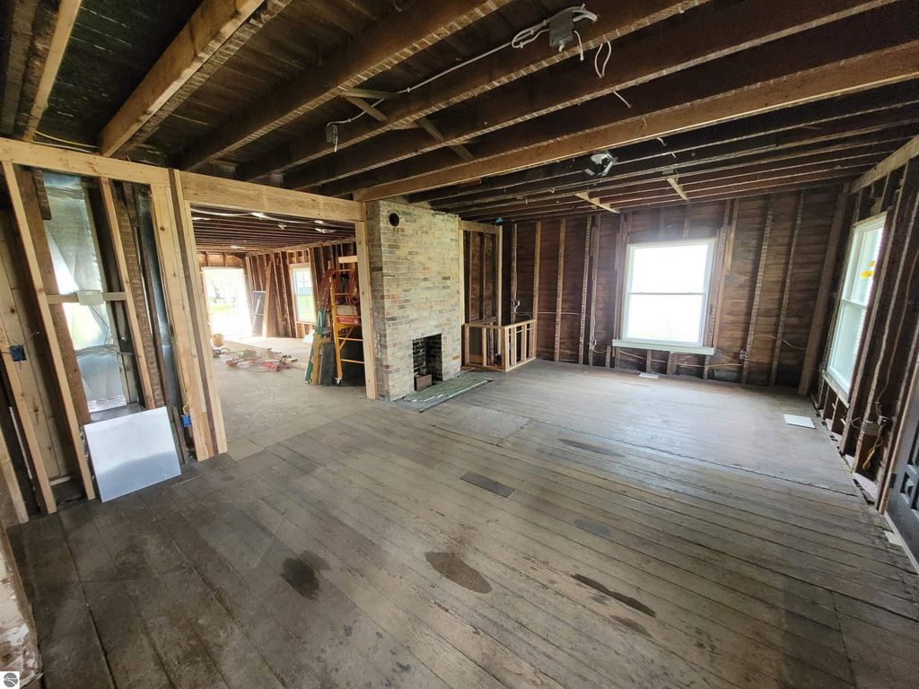 Image 14 of property listing at 214 S Pine Street, St Louis, MI 48880