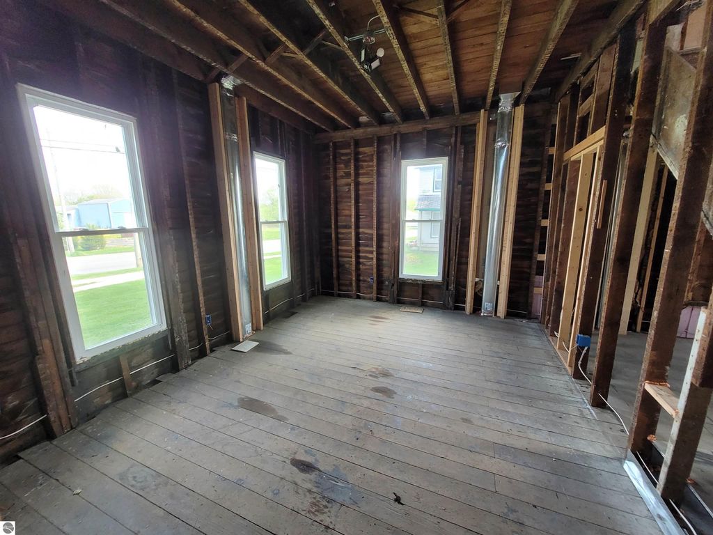 Image 15 of property listing at 214 S Pine Street, St Louis, MI 48880