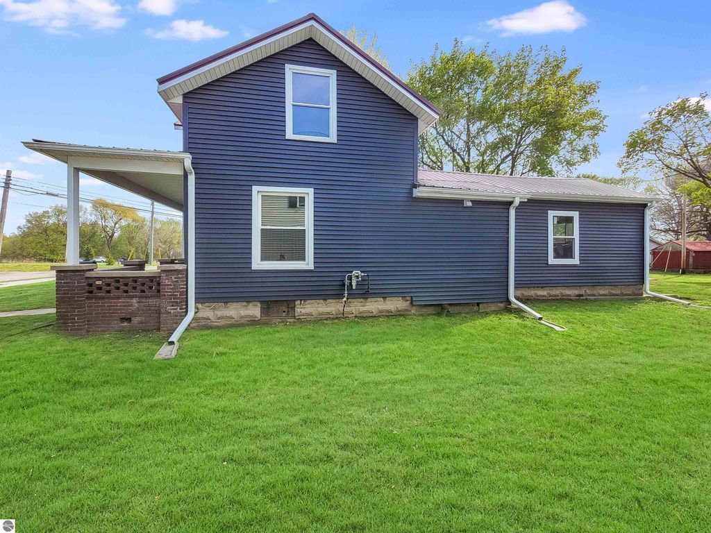 Image 4 of property listing at 214 S Pine Street, St Louis, MI 48880