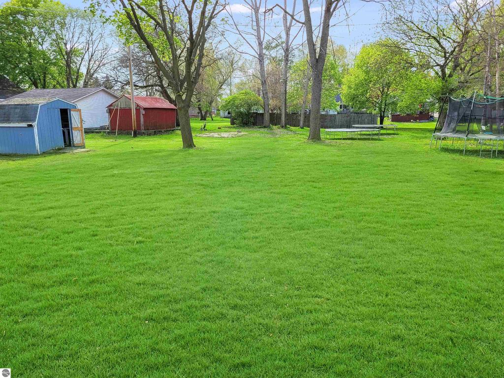 Image 5 of property listing at 214 S Pine Street, St Louis, MI 48880