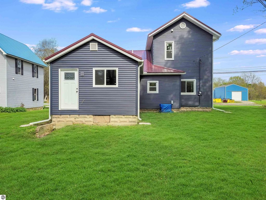 Image 6 of property listing at 214 S Pine Street, St Louis, MI 48880