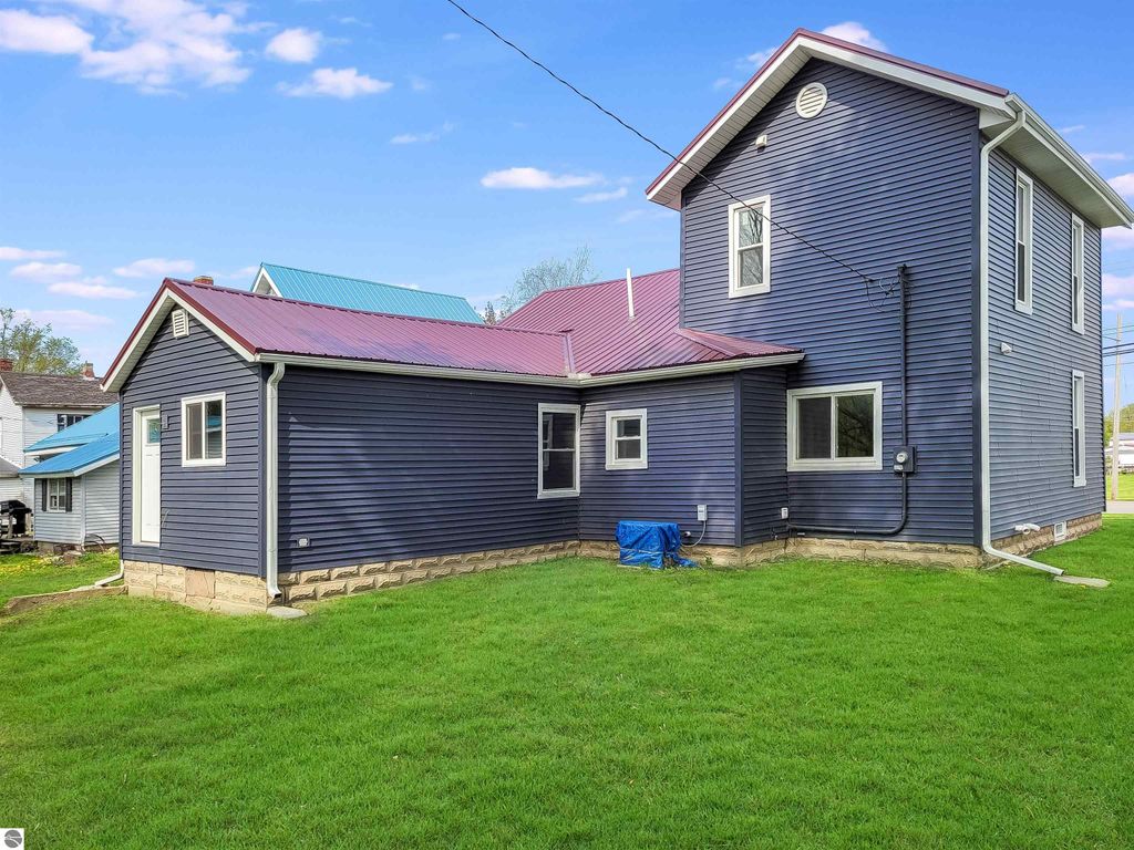 Image 8 of property listing at 214 S Pine Street, St Louis, MI 48880