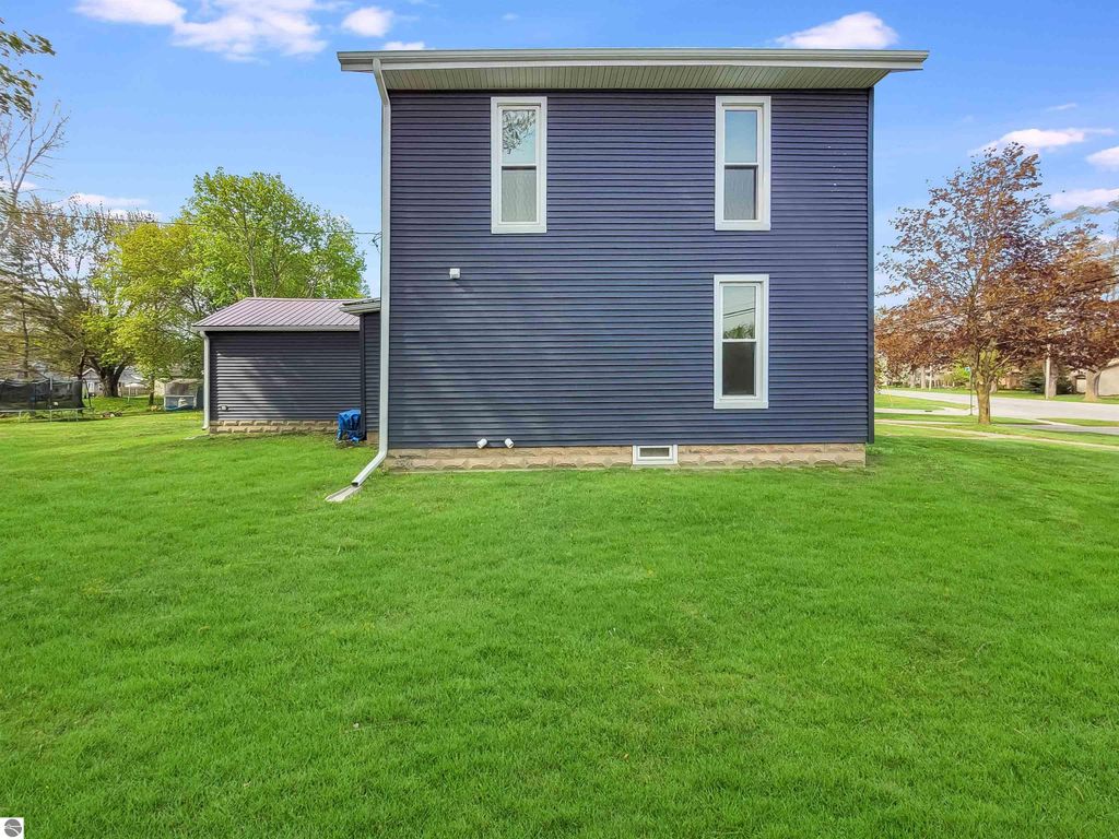 Image 9 of property listing at 214 S Pine Street, St Louis, MI 48880