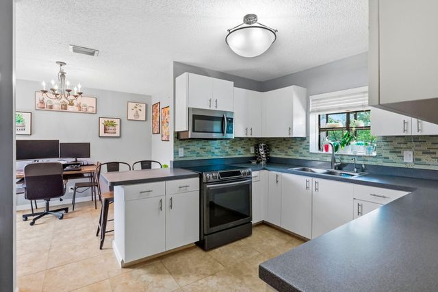 204 Meadows Drive, Boynton Beach, FL 33436