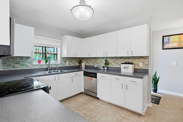 204 Meadows Drive, Boynton Beach, FL 33436