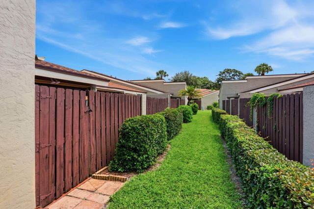 204 Meadows Drive, Boynton Beach, FL 33436
