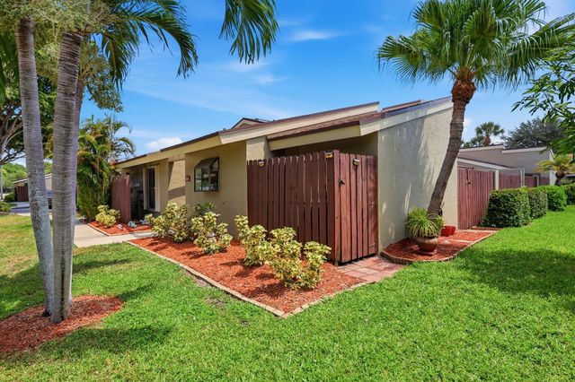 204 Meadows Drive, Boynton Beach, FL 33436