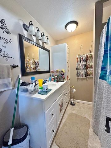 301 8th St NW, Minot, ND 58703