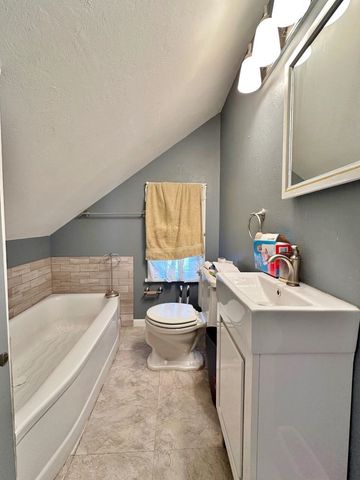 301 8th St NW, Minot, ND 58703