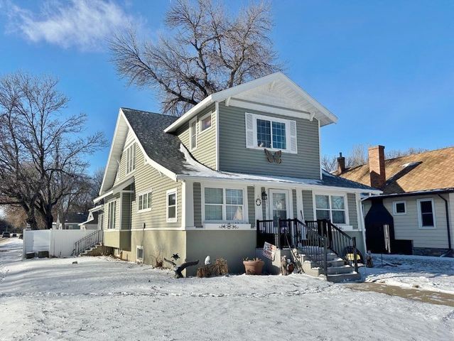 301 8th St NW, Minot, ND 58703