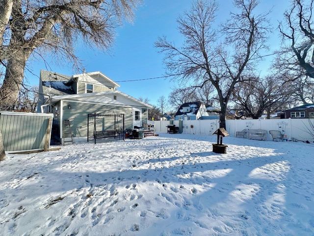 301 8th St NW, Minot, ND 58703