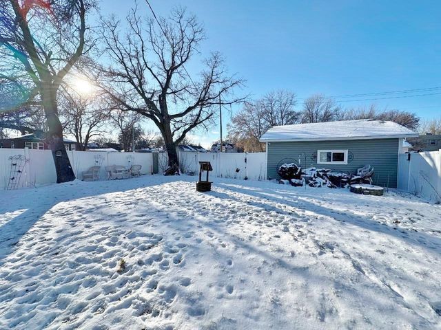 301 8th St NW, Minot, ND 58703