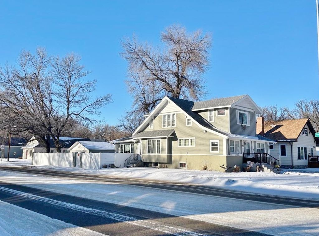 301 8th St NW, Minot, ND 58703